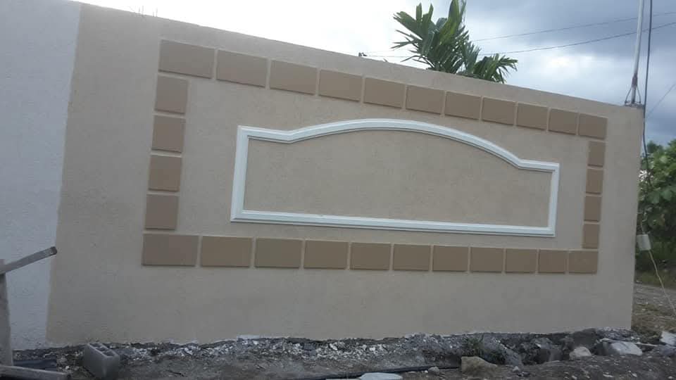 Muro decorativo beige con relieves