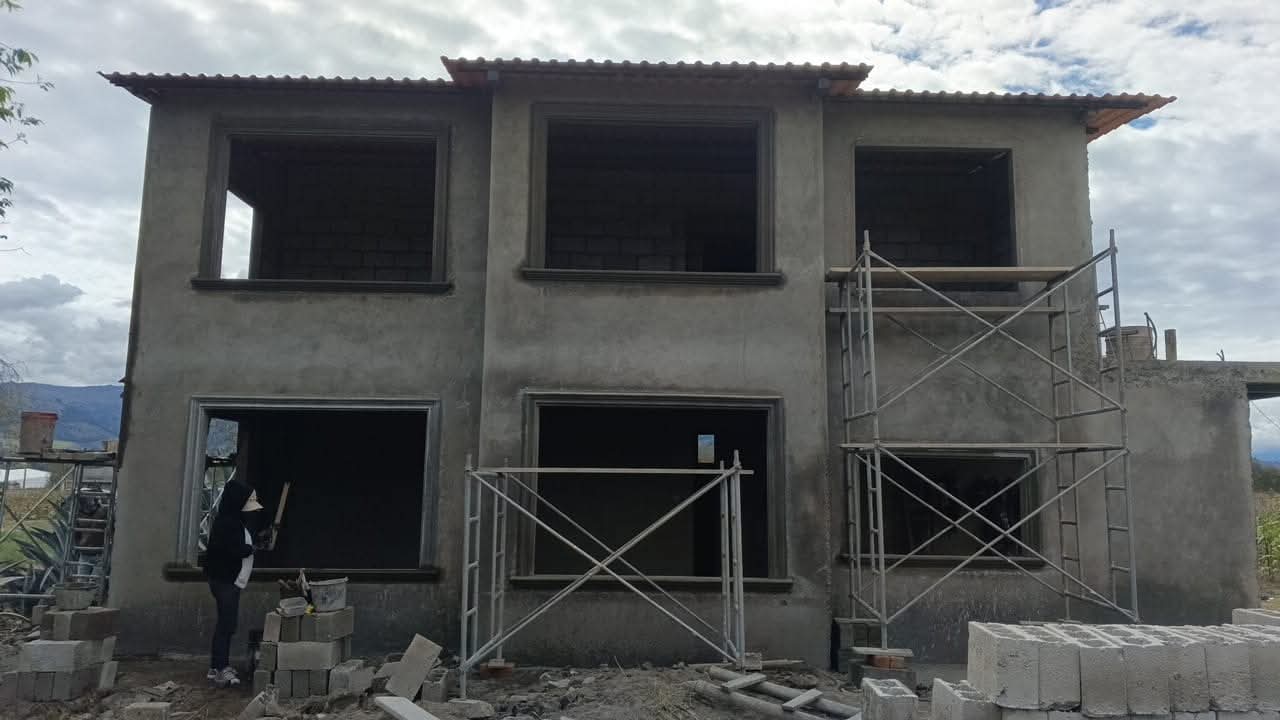 Casa de dos plantas en construcción